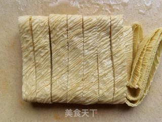 荆芥木耳拌豆腐皮的做法步骤：1