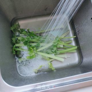 花生米拌芹菜的做法步骤：2