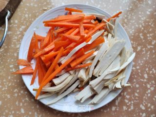 肉末包菜炒粉皮的做法步骤：3