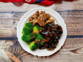 西兰花木耳拌牛肉的做法步骤：9