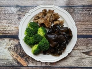 西兰花木耳拌牛肉的做法步骤：7