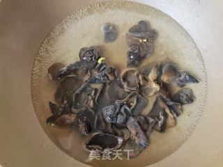 西兰花木耳拌牛肉的做法步骤：4