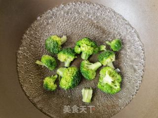 西兰花木耳拌牛肉的做法步骤：3