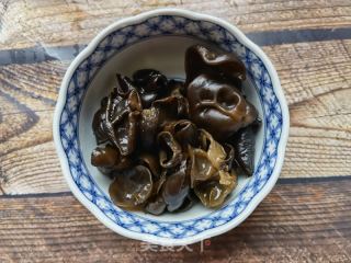西兰花木耳拌牛肉的做法步骤：2