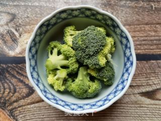 西兰花木耳拌牛肉的做法步骤：1