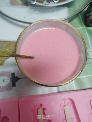 自制草莓冰淇淋的做法步骤：5