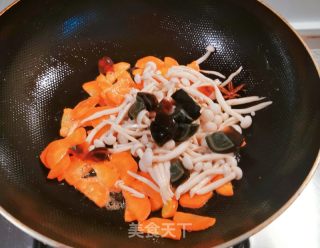 鸭血粉丝菌菇汤的做法步骤：3