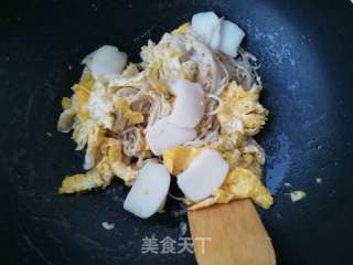 鸡蛋金针菇炒年糕的做法步骤：4