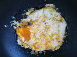 鸡蛋金针菇炒年糕的做法步骤：3
