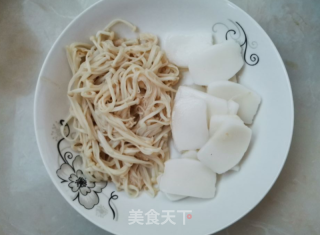 鸡蛋金针菇炒年糕的做法步骤：2