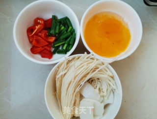 鸡蛋金针菇炒年糕的做法步骤：1