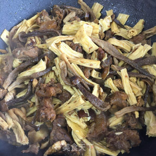 牛筋烧腐竹鹿茸菇的做法步骤：7