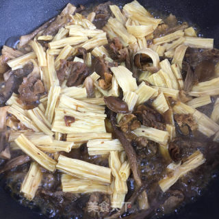 牛筋烧腐竹鹿茸菇的做法步骤：6