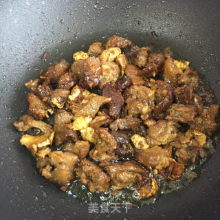牛筋烧腐竹鹿茸菇的做法步骤：4