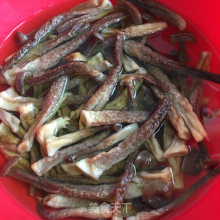 牛筋烧腐竹鹿茸菇的做法步骤：3