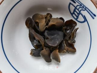 荠菜豆腐荞麦面的做法步骤：1