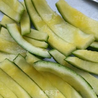 拌小凤瓜皮的做法步骤：2