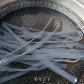 腊鸭竹笋煮宽粉的做法步骤：3