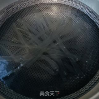 腊鸭竹笋煮宽粉的做法步骤：2