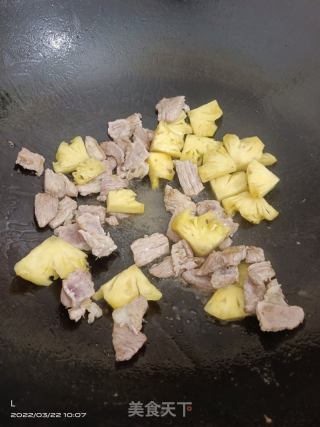 菠萝炒肉的做法步骤：2
