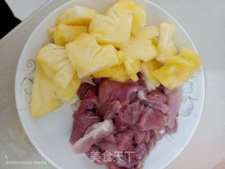 菠萝炒肉的做法步骤：1