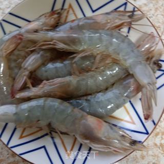 调汁水煮虾的做法步骤：1
