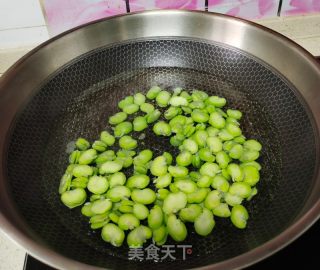 蚕豆拌皮蛋的做法步骤：2
