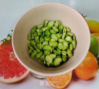 蚕豆拌皮蛋的做法步骤：1