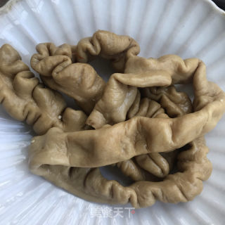 青椒炒肥肠的做法步骤：1