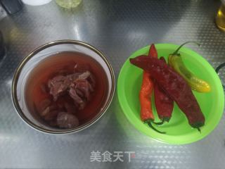 双椒炒牛柳的做法步骤：1