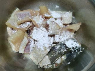 干煸鱼块的做法步骤：1