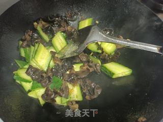 黄瓜木耳炒鸡蛋的做法步骤：8