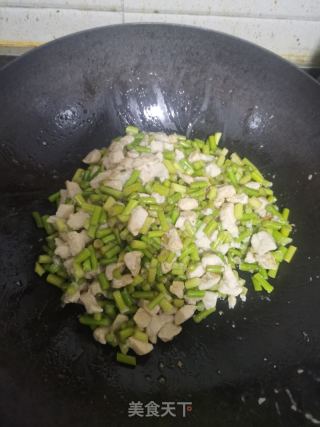 蒜苔炒鸡丁的做法步骤：5
