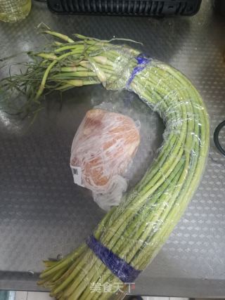 蒜苔炒鸡丁的做法步骤：1
