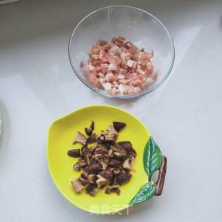 鸡肉香菇炸酱的做法步骤：1