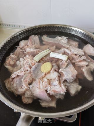 红焖羊肉的做法步骤：2