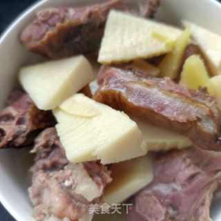 腊鸭竹笋汤面的做法步骤：2