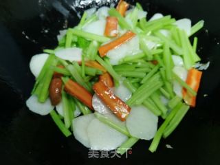 山药炒芹菜的做法步骤：5