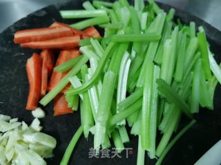 山药炒芹菜的做法步骤：2