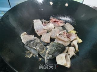 松茸黑鱼汤的做法步骤：2