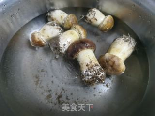 松茸黑鱼汤的做法步骤：1