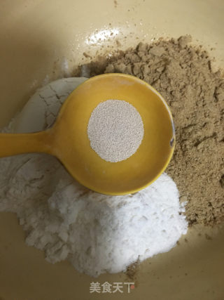 芋粒鸡蛋杂粮饼的做法步骤：2