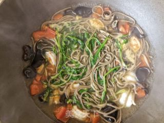 荠菜虾仁木耳荞麦面的做法步骤：13