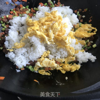 蒜苔腊肠蛋炒饭的做法步骤：7