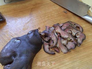 炒腊猪脸的做法步骤：2