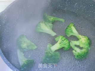虾仁西蓝花沙拉的做法步骤：7