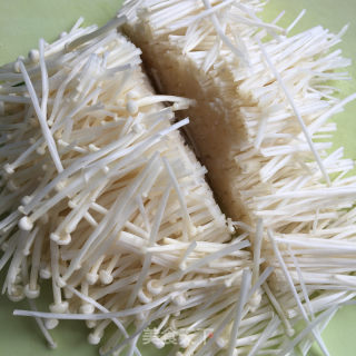 肉丸菌菇白菜汤的做法步骤：2
