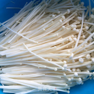 肉丸菌菇白菜汤的做法步骤：1