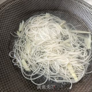荠菜春笋肉丸面的做法步骤：7