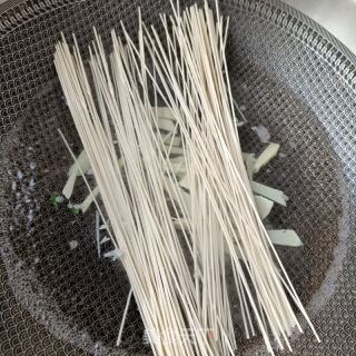 荠菜春笋肉丸面的做法步骤：3